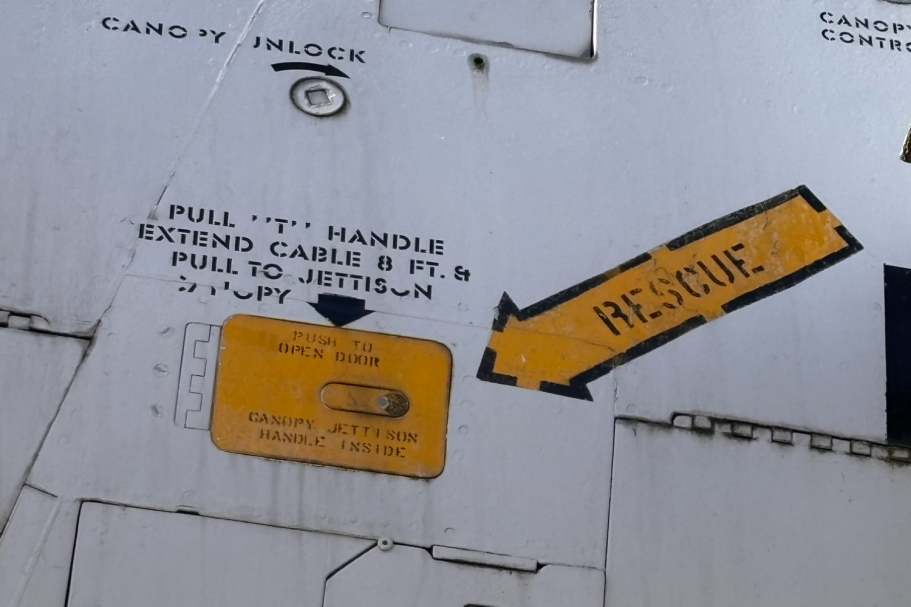 Rescue Markierung Kampfjet Nahaufnahme eines bemalten Panels mit einem Rettungshinweis und Warnaufkleber.