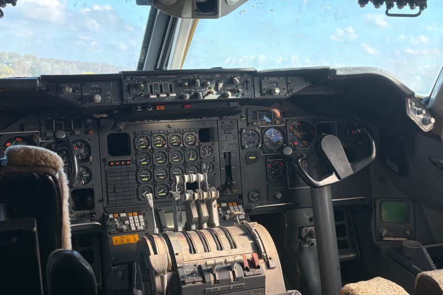 Flugzeug Cockpit Cockpit eines Flugzeugs mit Steuerungselementen und Instrumenten.