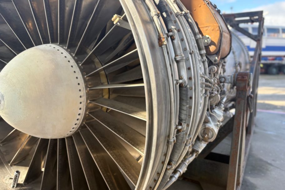 Flugzeugtriebwerk ausgebaut Detailansicht eines Flugzeugtriebwerks mit sichtbaren Turbinenblättern und Metalloberfläche.